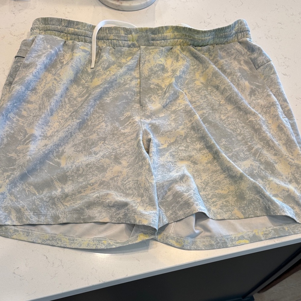 Men’s Lululemon Shorts XL